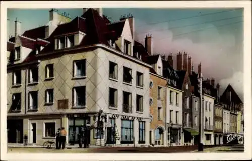 Ak Gien Loiret, Zwei Straßengebäude,  Architektur, Menschen im Vordergrund