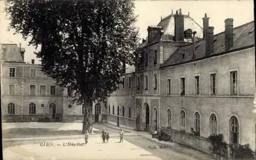 Ak Gien Loiret, L'Hôpital in  Gebäude im Hintergrund, Menschen im Vordergrund