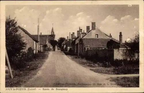 Ak Jouy le Potier Loiret, Häuserreihe, Straße, Baumgruppe, Kirche im Hintergrund