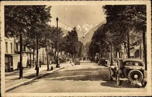 Ak Luchon Haute Garonne, Straße mit Bäumen, alte Autos, Berge im Hintergrund