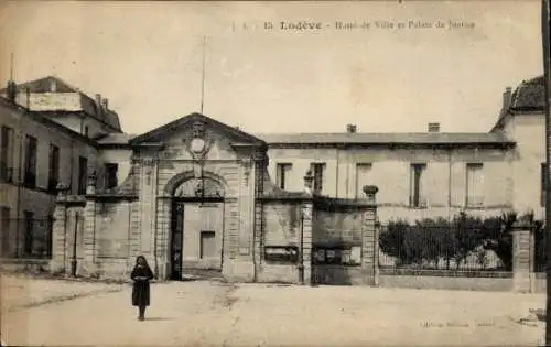 Ak Lodève Hérault, Hotel de Ville, Palais de Justice, Frau in dunklem Kleid,  Architektur