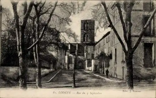 Ak Lodève Hérault, Straße mit Bäumen, Gebäude, Kirchturm,  Architektur