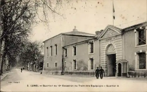 Ak Lunel Hérault,  von  Gebäude des 16. Escadrons, Quartier A, Personen auf der Straße