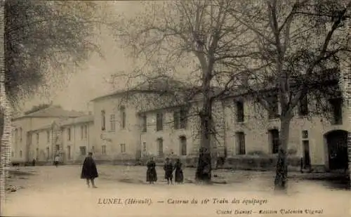 Ak Lunel Hérault, Alte Kaserne, neblige Stimmung, Kinder und Erwachsene auf Straße