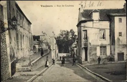 Ak Vaujours Seine Saint Denis,  Rue de Coubron, Straßenansicht, Personen, Häuser
