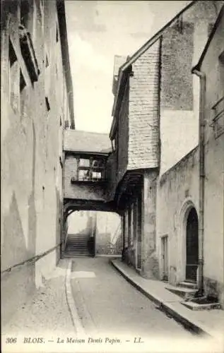 Ak Blois Loir-et-Cher, La Maison Denis Papin, enge Gasse, Gebäude mit Holzbalkon, r Architektur