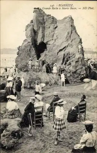 Ak Biarritz Pyrénées Atlantiques, Felsen, Strand, viele Personen, Damen in Hüten, Kinder