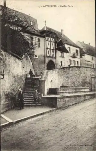 Ak Altkirch Elsass Haut Rhin,  alte Stadtmauer, Treppe,  Gebäude, zwei Personen