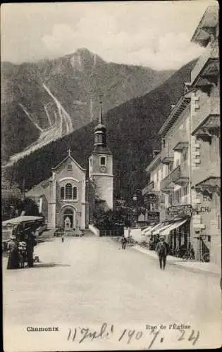 Ak Chamonix Mont Blanc Haute Savoie,  Kirche, Rue de l'Eglise, Berge, Straßenansicht
