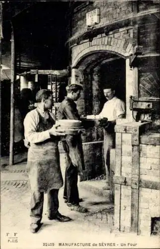 Ak Sèvres Hauts de Seine, Männer bei der Arbeit, Keramiken, Produktionsstätte, Ofen,  Aufnahme