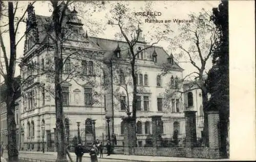 Ak Krefeld am Niederrhein, Rathaus am Westwal, n Gebäude, Bäume, Straßenansicht
