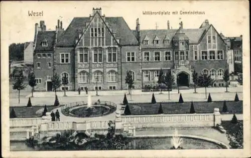 Ak Wesel am Niederrhein, Willibrordiplatz, Gemeindehaus, Brunnen, Bäume, Menschen