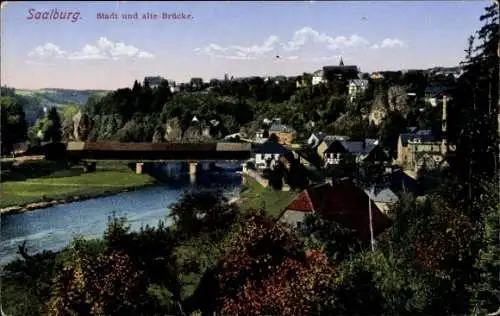 Ak Saalburg in Thüringen, Stadtansicht, alte Brücke, Fluss, grüne Berge, Häuser