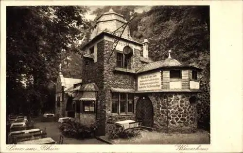 Ak Linz am Rhein, Winzerhaus, steinerne Architektur, Garten mit Tischen, Waldumgebung