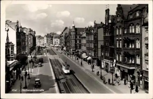 Ak Holtenau Kiel, Schwarz-Weiß-Bild, Holtenauerstraße,  Gebäude, Straßenbahn, Fußgänger