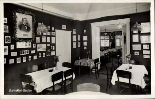 Ak Gößweinstein in Oberfranken, Scheffel-Stube, Restaurant, Tische, Stühle, Gemälde, Wände mit Bi