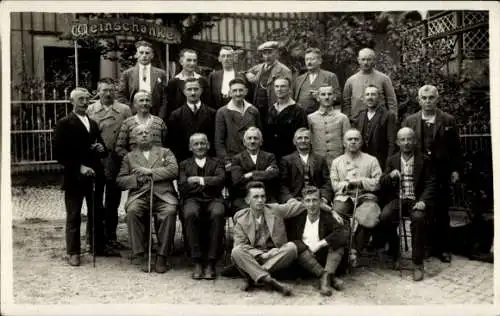 Foto Ak Panschwitz Kuckau Oberlausitz, Kloster St. Marienstern, Weinschänke, Männergruppe