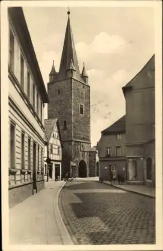 Ak Aschersleben im Salzlandkreis, Turm, alte Gebäude, gepflasterte Straße, Wolkenhimmel