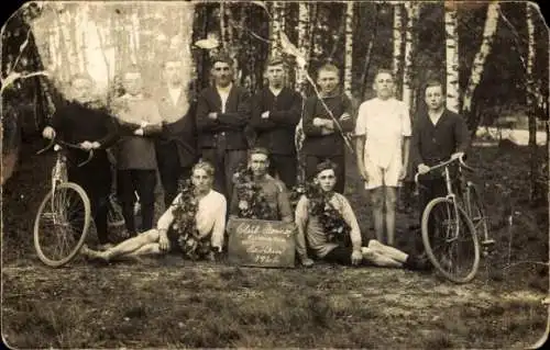Foto Ak Bröthen in Lauenburg, Gruppenbild, Jungen, Fahrräder