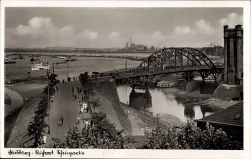 Ak Duisburg im Ruhrgebiet, Brücke, Rhein, Schiffe, Spaziergänger, Schwarz-Weiß-Foto