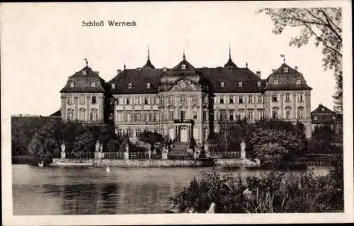 Ak Werneck in Unterfranken, Schloß  großes Gebäude, Wasseranlage, Bäume im Vordergrund