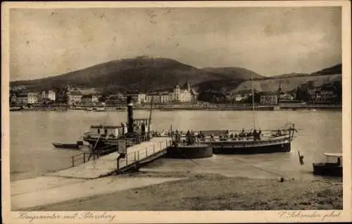 Ak Königswinter am Rhein, Hafenansicht mit Dampfschiffen, Petersberg im Hintergrund, Schwarz-Weiß