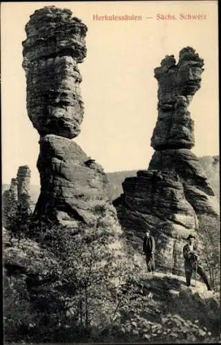 Ak Krippen Bad Schandau Sächsische Schweiz, Herkulessäulen, zwei Felsen, Wanderer am Fuß der Fels