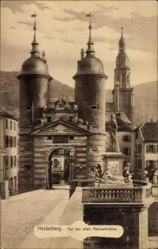 Ak Heidelberg am Neckar, Tor der alten Neckarbrücke, alte Architektur, Statue, Kirchturm