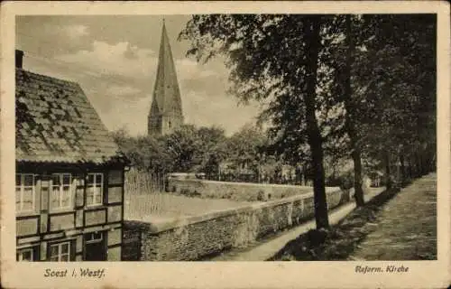 Ak Soest in Westfalen, Reformierte Kirche, Baumreihe, Wohngebäude, Straßenansicht