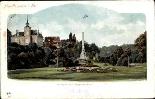 Ak Mühlhausen in Thüringen, Parkanlagen, Siegesdenkmal, Gebäude im Hintergrund, blauer Himmel