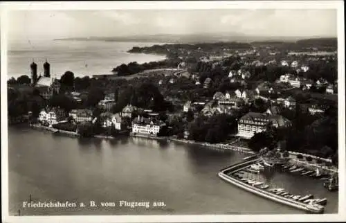 Ak Friedrichshafen am Bodensee, Luftaufnahme von  Bodenseepanorama, Gebäude und Wasser