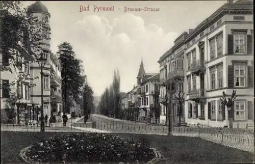 Ak Bad Pyrmont in Niedersachsen, Straße mit Häusern, Bäume, Blumenbeet