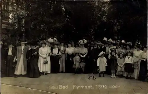 Ak Bad Pyrmont in Niedersachsen, Gruppe von Frauen und Kindern,  1909, modische Hüte
