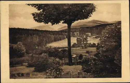Ak Oberhof im Thüringer Wald, Landschaft mit Bäumen, Häusern, Hügeln, bewölkten Himmel, Hotelpark