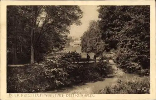 Ak Bad Nauheim in Hessen, Blick durch den Park, Kurhaus im Hintergrund, bewaldete Umgebung, Fluss