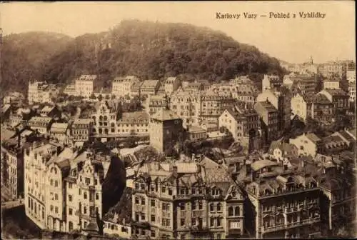 Ak Karlovy Vary Karlsbad Stadt, Stadtansicht,  Gebäude, Berge im Hintergrund