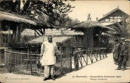 Ak Marseille Bouches du Rhône, Mann vor Tiergehege, Kolonialausstellung 1906, Dorf Soudanais