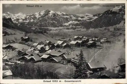 Ak Gstaad Saanen Kanton Bern, Schneebedeckte Berge, Dorfansicht, traditionelle Holzhäuser