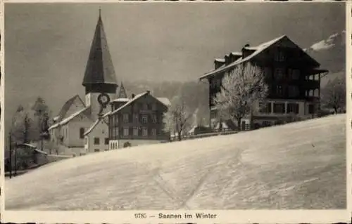 Ak Saanen Kanton Bern, Schneebedeckte Landschaft, Kirche mit Spitzturm, winterliche Gebäude