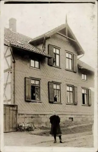 Foto Ak Chemnitz in Sachsen?, Wohnhaus, Frau