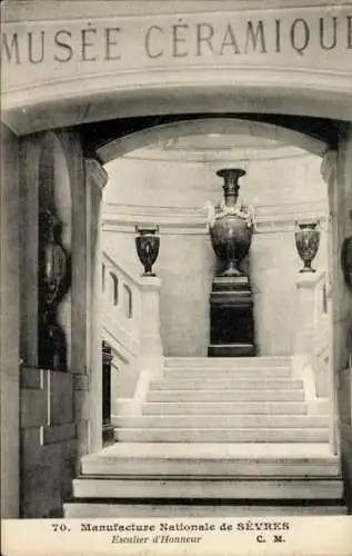 Ak Sèvres Hauts de Seine, Treppenhaus, Musée Céramique, Manufacture Nationale de Sèvres