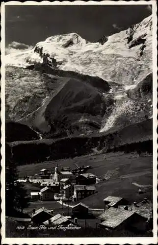 Ak Saas Fee Kanton Wallis, Schneebedeckte Berge, Teegletscher, Dorfansicht, Schwarz-Weiß-Fotograf