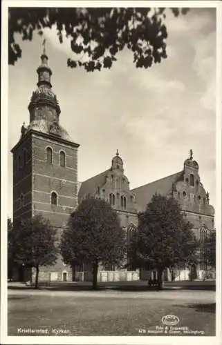 Ak Kristianstad Schweden, Kirkgebäude, Bäume, Gebäude im Hintergrund