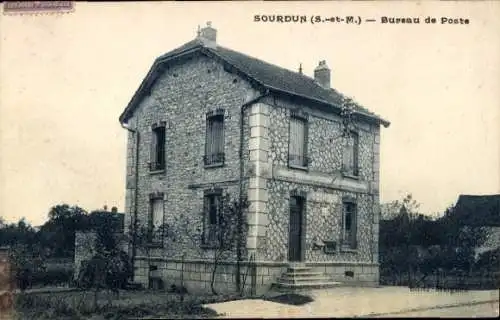 Ak Sourdun Seine-et-Marne, Steinhaus, Postgebäude, ländliche Umgebung,  Architektur