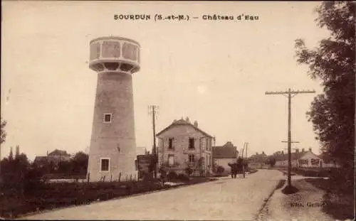 Ak Sourdun Seine-et-Marne, Wasserturm, Straße, Gebäude, ländliche Szenerie