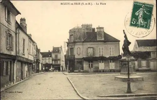Ak Rozoy Rozay en Brie Seine et Marne, La Place, Denkmal