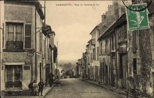 Ak Dammartin Seine et Marne, Straße Rue du Chemin de fer, alte Gebäude, Menschen,  
