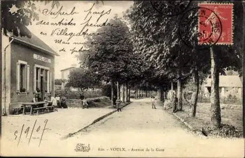 Ak Voulx Seine et Marne, Café, Alleebäume, Straßenansicht, Menschen