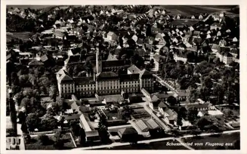 Ak Bad Schussenried in Oberschwaben, Luftaufnahme von  Kloster, mehrere Häuser, Bäume