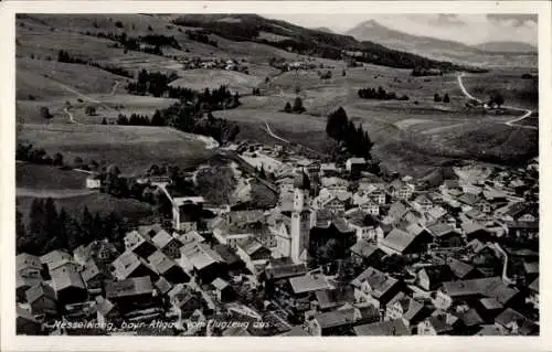 Ak Nesselwang im Allgäu, Luftaufnahme  Berge, Häuser, Kirche, 1942